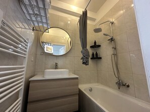 Hair dryer, towels, soap, shampoo - Charming Apartment In Heart Of Brussels (Bruxelles)