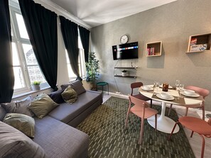 Smart TV, books - Charming Apartment In Heart Of Brussels (Bruxelles)