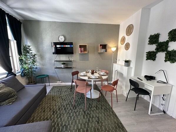 Smart TV, books - Charming Apartment In Heart Of Brussels (Bruxelles)