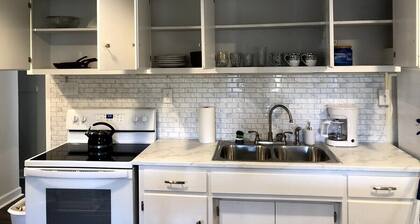 Bright open studio apartment with king bed and queen sofabed. Walk to local shops and restaurants.