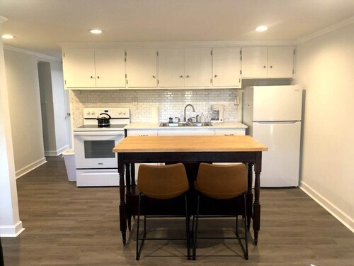 Bright open studio apartment with king bed and queen sofabed. Walk to local shops and restaurants.