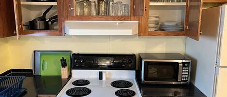 Frigorífic, microones, forn i placa de cuina