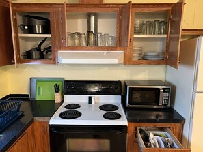 Kjøleskap, mikrobølgeovn, ovn og kokeplater