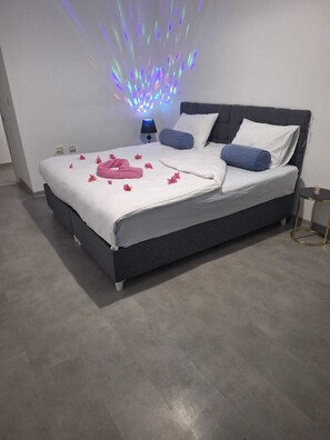 标准房, 1 张特大床, 无烟房, 花园景观 | 防过敏的被褥、迷你吧、客房内保险箱、办公桌