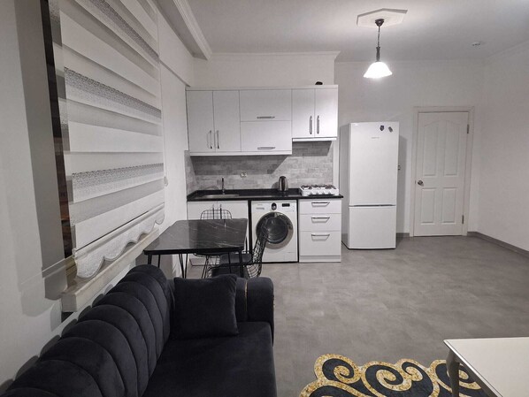 Standard Room, 1 King Bed, Non Smoking, Garden View | In-room dining