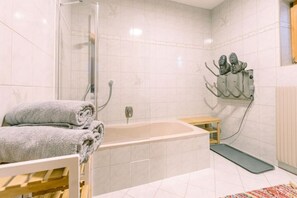 Douche, serviettes fournies, savon, papier toilette