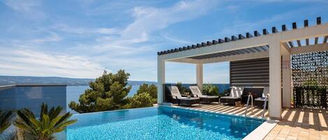 حمّام سباحة مُدفَّأ