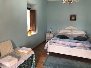 4 bedrooms, iron/ironing board, WiFi, bed sheets