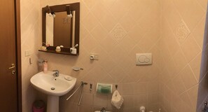 Haartrockner, Handtücher, Seife, Toilettenpapier