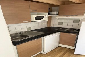 Kühlschrank, Mikrowelle, Herdplatte, Geschirrspüler