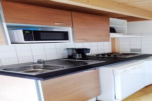 Réfrigérateur, micro-ondes, plaque de cuisson, lave-vaisselle