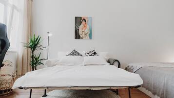 1 sovrum, skrivbord, ljudisolering och strykjÀrn/strykbrÀda