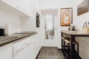 Réfrigérateur, four à micro-ondes, un four, surface de cuisson