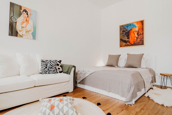 1 chambre, bureau, système d’insonorisation, fer et planche à repasser