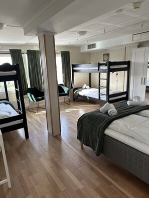 Classic Quadruple Room | Desk, laptop workspace, cribs/infant beds, free WiFi - Tune Hotell Sarpsborg (Sarpsborg)