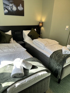 Classic dubbelrum eller tvåbäddsrum | Skrivbord, arbetsyta för laptop, barnsängar och gratis wi-fi