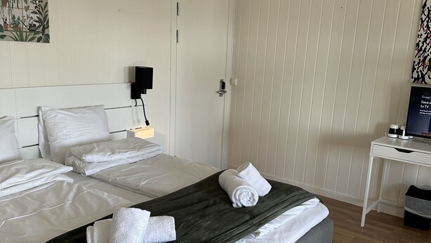 A hotel room with a large bed, a desk, and a TV. - Tune Hotell Sarpsborg (Sarpsborg)