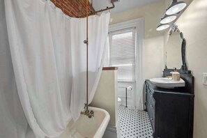 Douche, sèche-cheveux, serviettes fournies