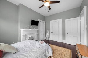 4 makuuhuonetta, työpöytä, silitysrauta/-lauta, vauvan matkasänky