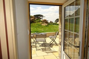 Dining - Port-Blanc Beach Cottage in Plougasnou (Plougasnou)