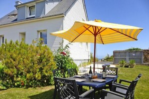 Outdoor dining - Holiday home with sea view in Perros-Guirec (Perros-Guirec)