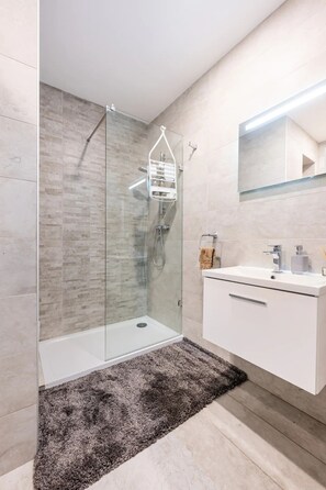 Douche, sĂšche-cheveux, serviettes fournies, savon