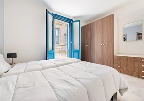 2 camere, una scrivania, ferro/asse da stiro, culla da viaggio