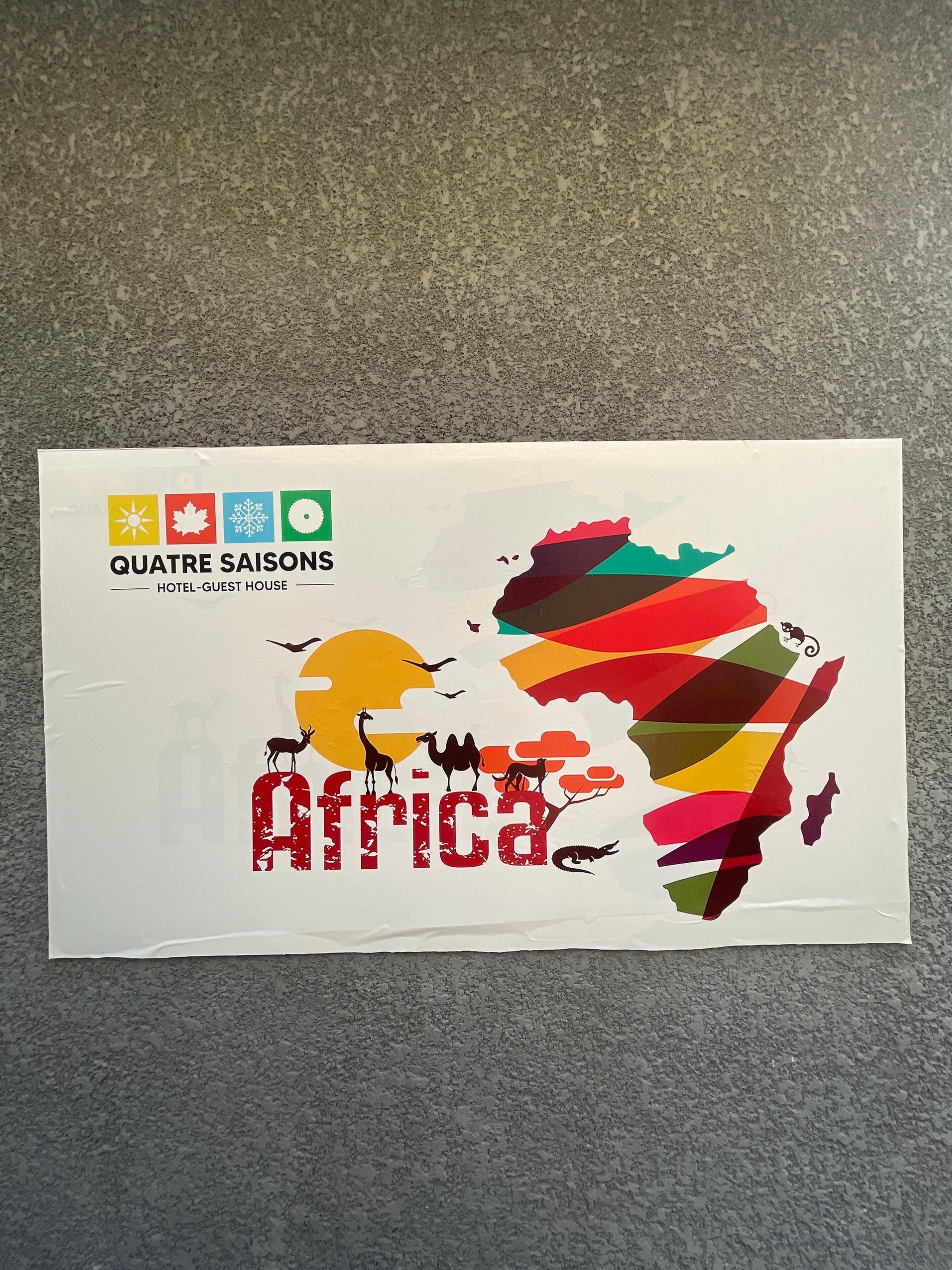 Une carte de l’Afrique aux couleurs vives, ornée de silhouettes d’animaux.