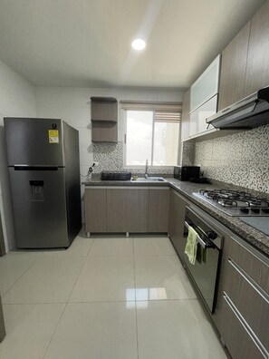 Refrigerador, microondas, parrilla de estufa y utensilios de cocina 