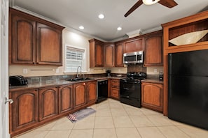 Refrigerador, microondas, horno, placa de cocina