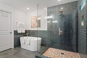 Haartrockner, Handtücher, Seife, Toilettenpapier