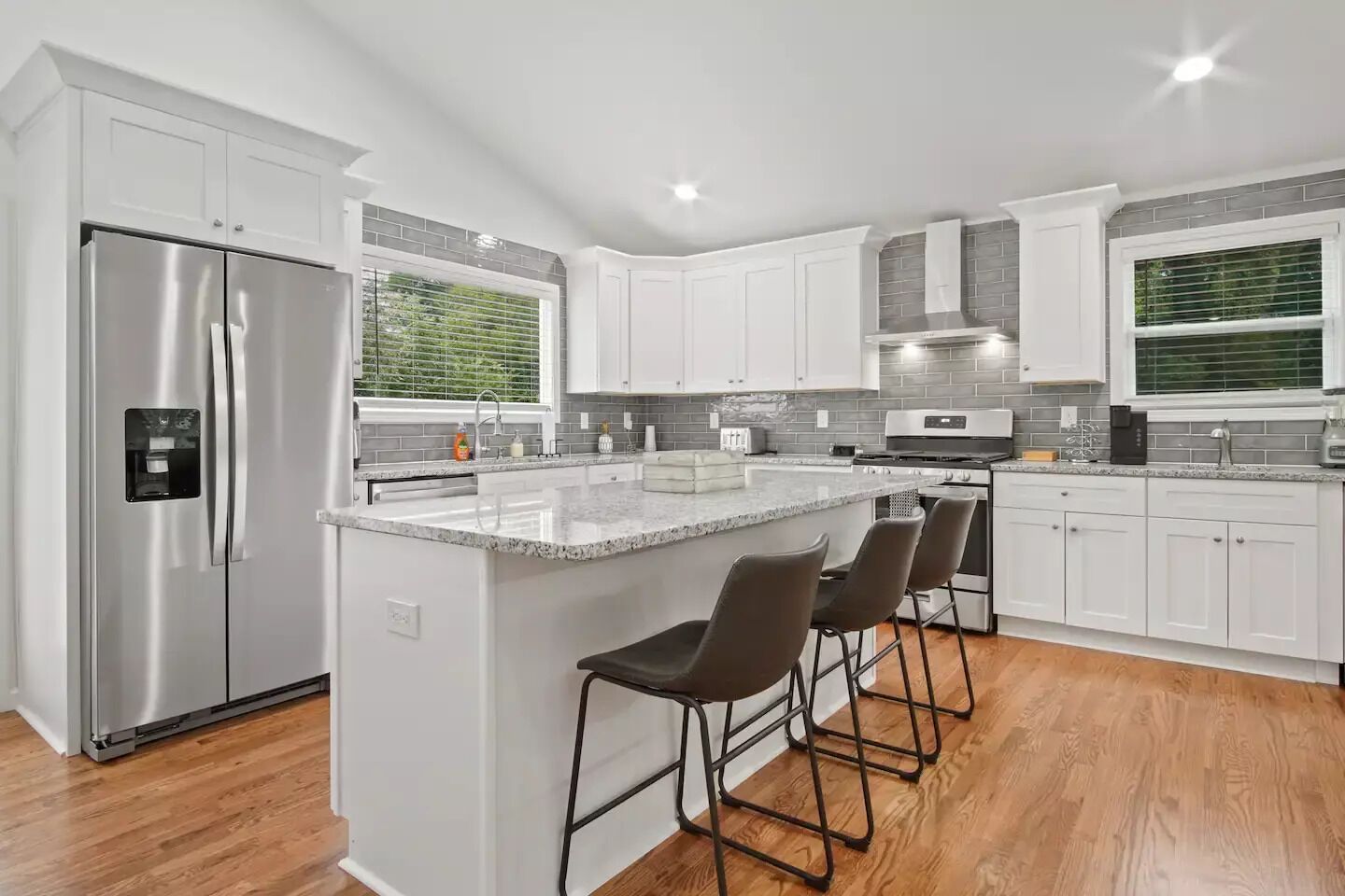 Kjøleskap, ovn og kokeplater