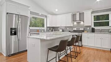 Kjøleskap, ovn og kokeplater