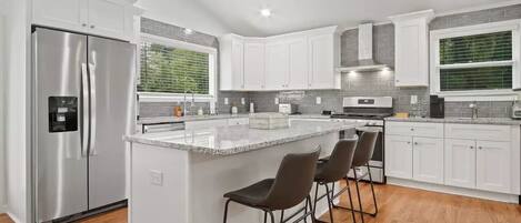 Réfrigérateur, un four, surface de cuisson