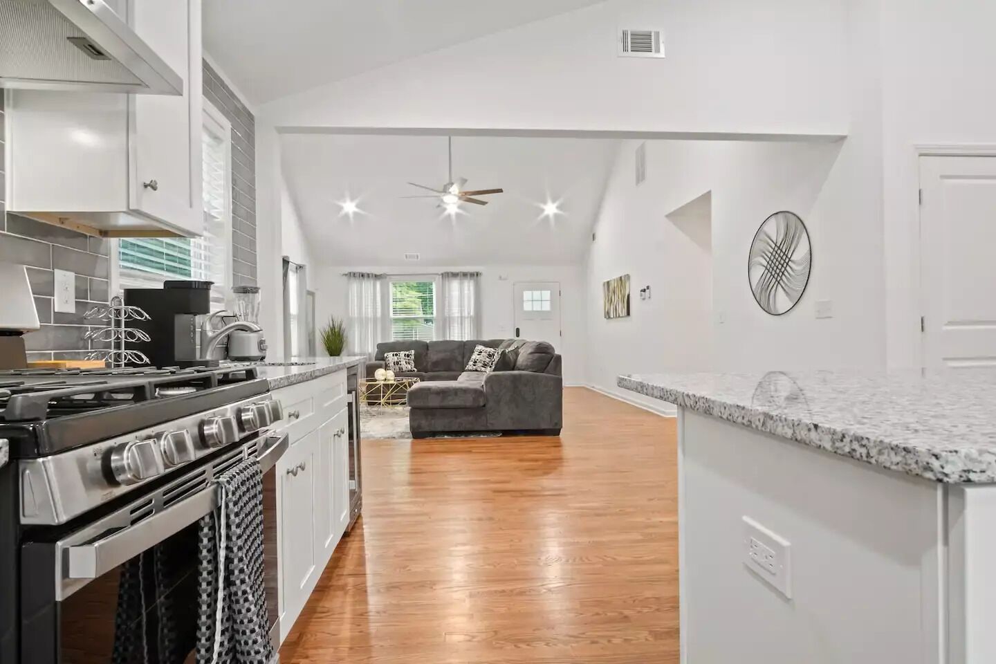 Kjøleskap, ovn og kokeplater