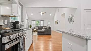 Kjøleskap, ovn og kokeplater