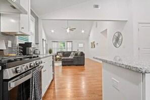 Jääkaappi, uuni, liesi