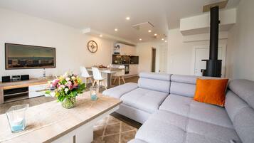 Smart-TV, Kamin, Stereoanlage