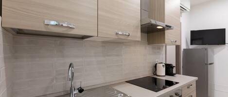 Kühlschrank, Mikrowelle, Ofen, Herdplatte