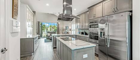 Kjøleskap, mikrobølgeovn, ovn og kokeplater