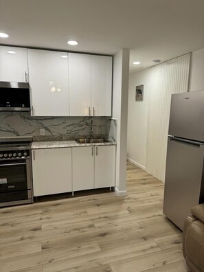 冷蔵庫、電子レンジ、オーブン、コンロ