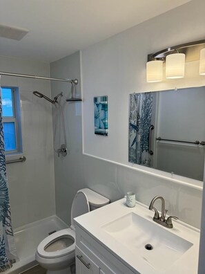 Shower, hair dryer, towels, soap - Luxury Studio in great location- S5 (Boynton Beach)