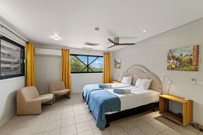 4 dormitorios, tabla de planchar con plancha, cuna de viaje