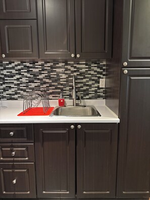 Microwave, oven, stovetop, coffee/tea maker - Cozy bedroom Apartment, free wifi, close to trails and lakes, (Richmond Hill)