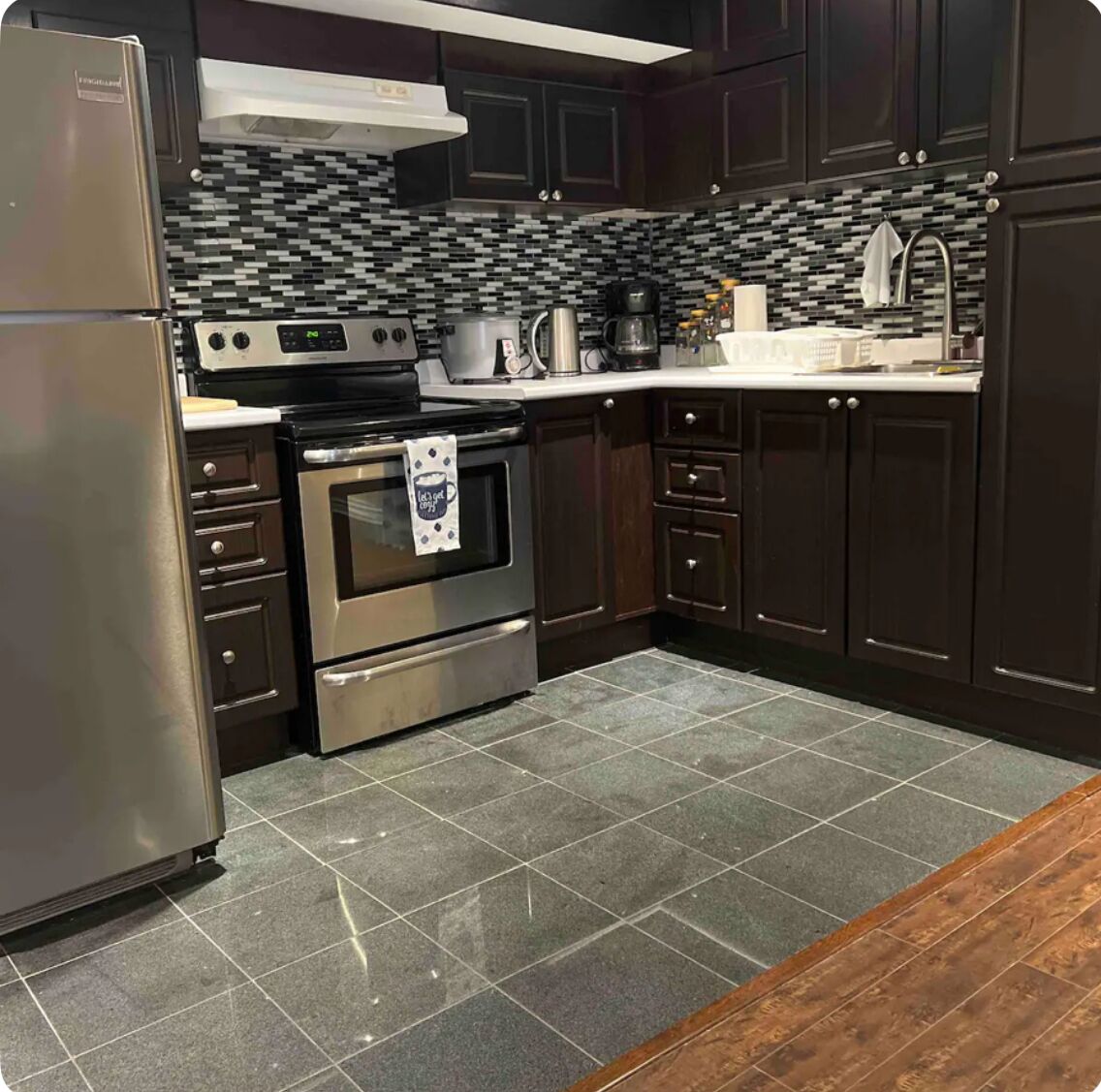 Micro-ondes, four, plaque de cuisson, cafetière/bouilloire