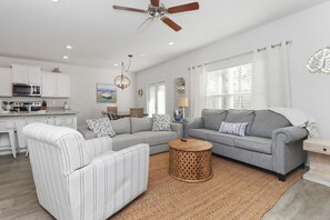 Een smart-tv, een open haard, tafelvoetbal en een tafeltennistafel