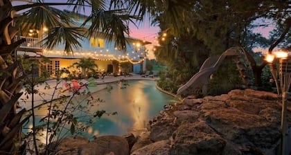 Sleeps 15 - Hidden Bleu Tropical Mansion