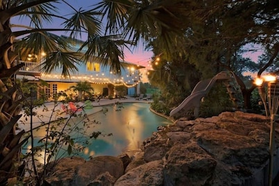 Sleeps 15 - Hidden Bleu Tropical Mansion