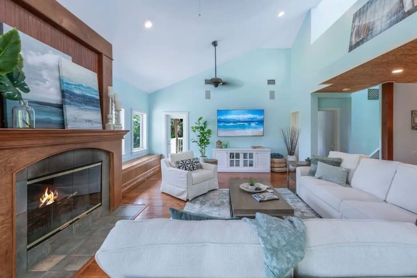 Smart-TV, Kamin, Tischtennisplatte