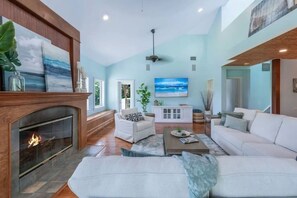 Smart-TV, Kamin, Tischtennisplatte